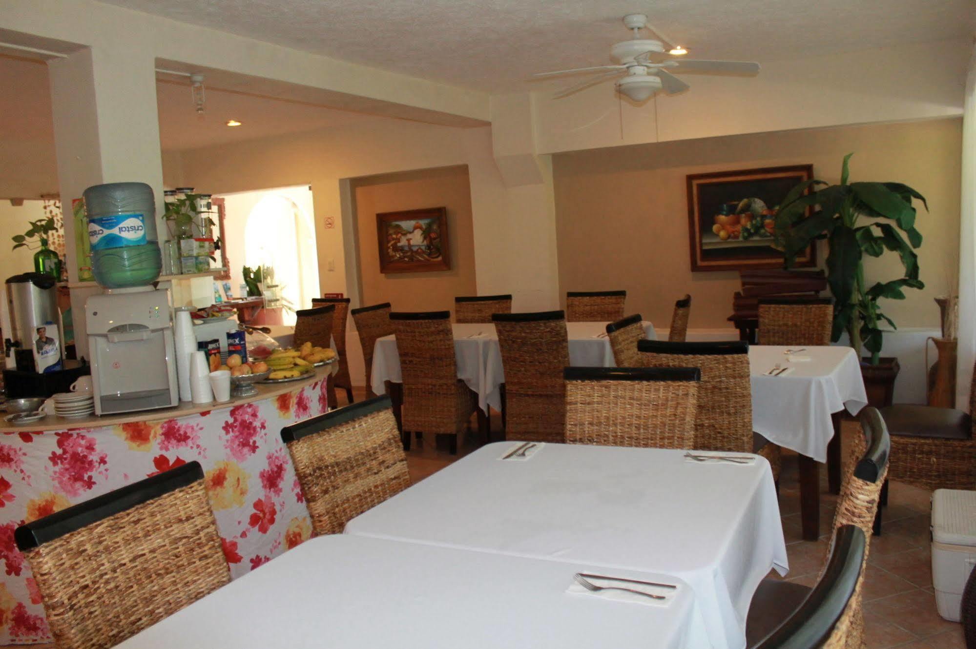 Hotel Playa La Media Luna Isla Mujeres Ngoại thất bức ảnh